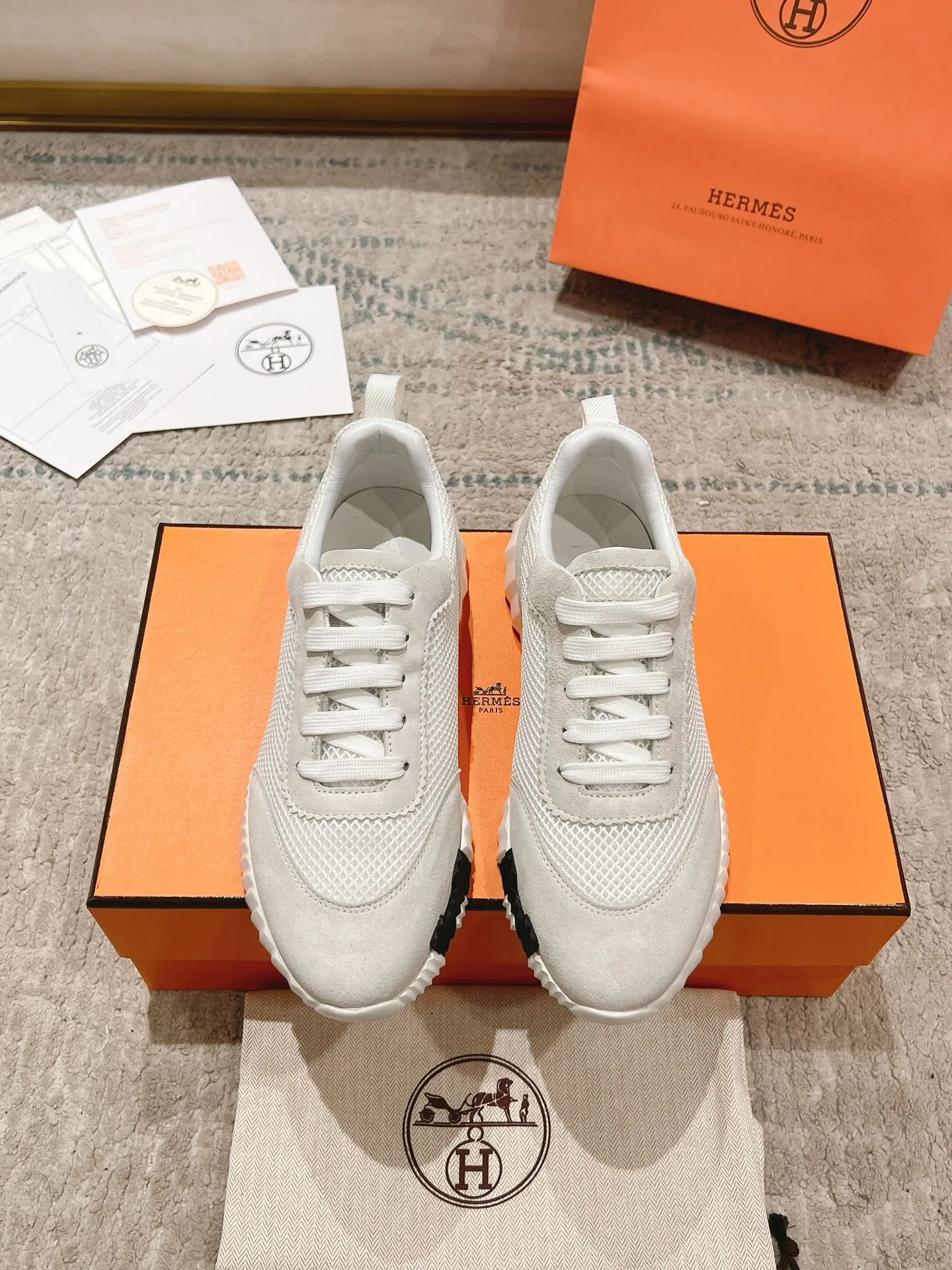 👟👟Ex-factory price 640👟👟 ‼ ️Top version 2024ss Hermès/Hermès new arrival in early autumn, casual shoes for couples👟Color-blocking design MM style, advanced fashion, simple and advanced, casual matching, very light and comfortable on the feet 🔘Upper: suede/cowhide 🔘Inner: sheepskin 🔘Outsole: original PU foam molding outsole 🔘Number of sizes: Women’s size 35-42 (40.41.42, custom made, non-refundable) Men’s size 39-46 (45.46, custom made, non-refundable) 🎁Original exquisite packaging